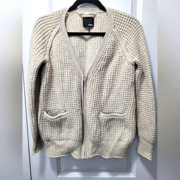 Aritzia Wilfred Free zip up cardigan, size small, in a very good condition. - Picture 1 of 5